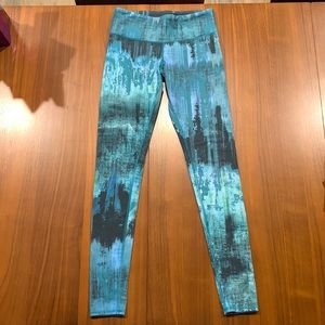 ALO 25” leggings. Abstract turquoise, black, grey pattern